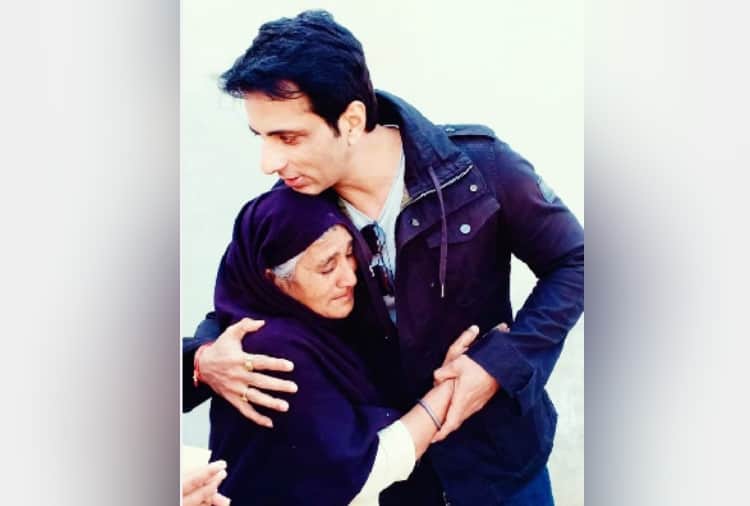 Bollywood actor sonu sood meets to martyr jaimal singh's Family in Moga