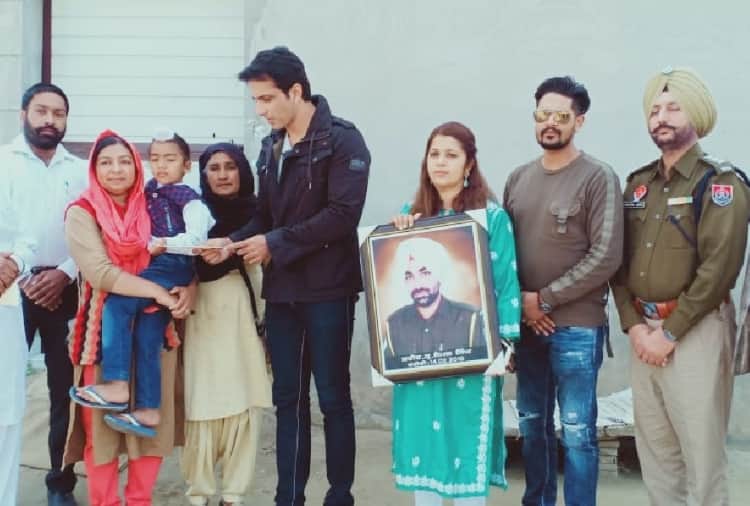Bollywood actor sonu sood meets to martyr jaimal singh's Family in Moga