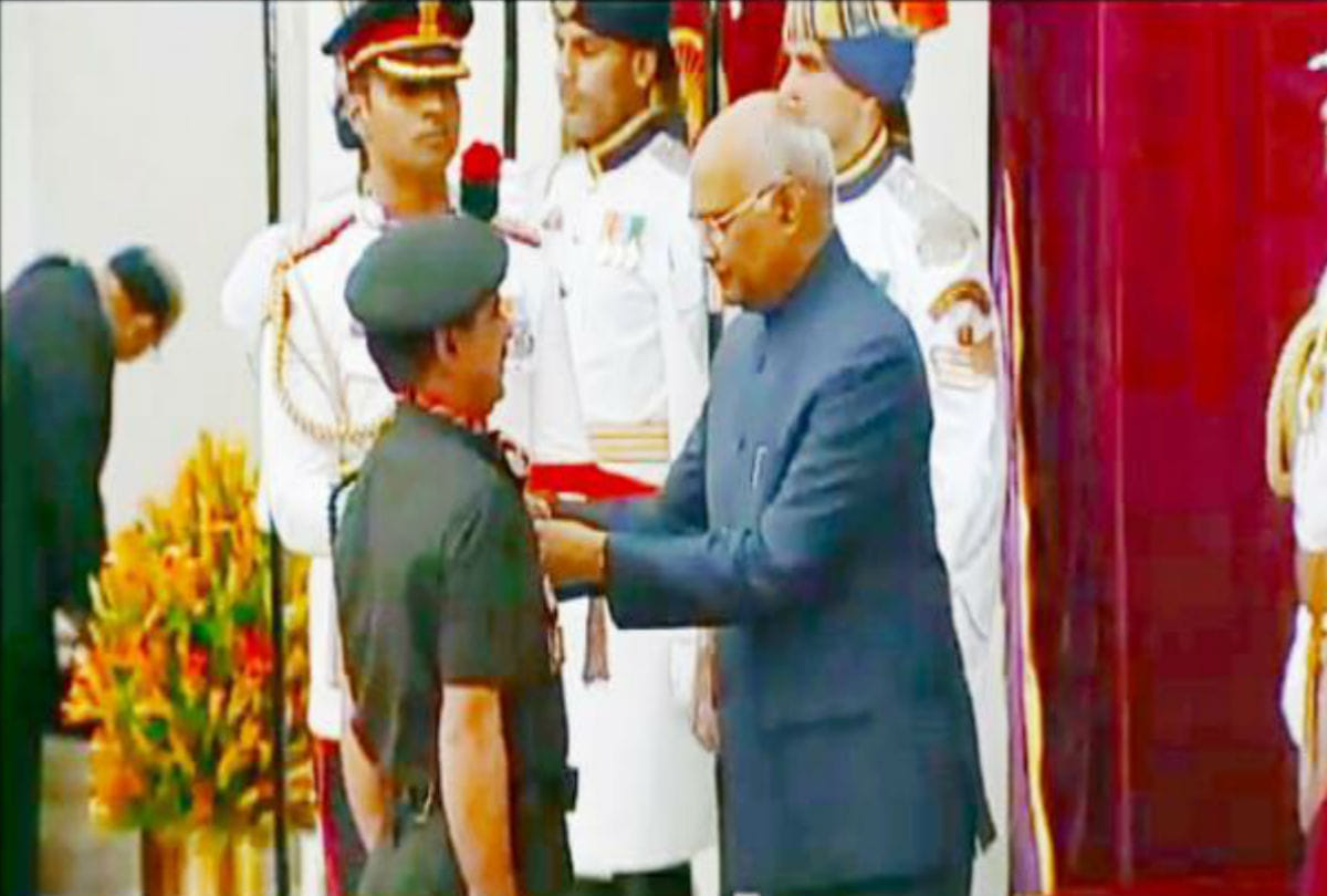 army jawan vijay kumar honored with shaurya chakra by president ramnath kovind in delhi
