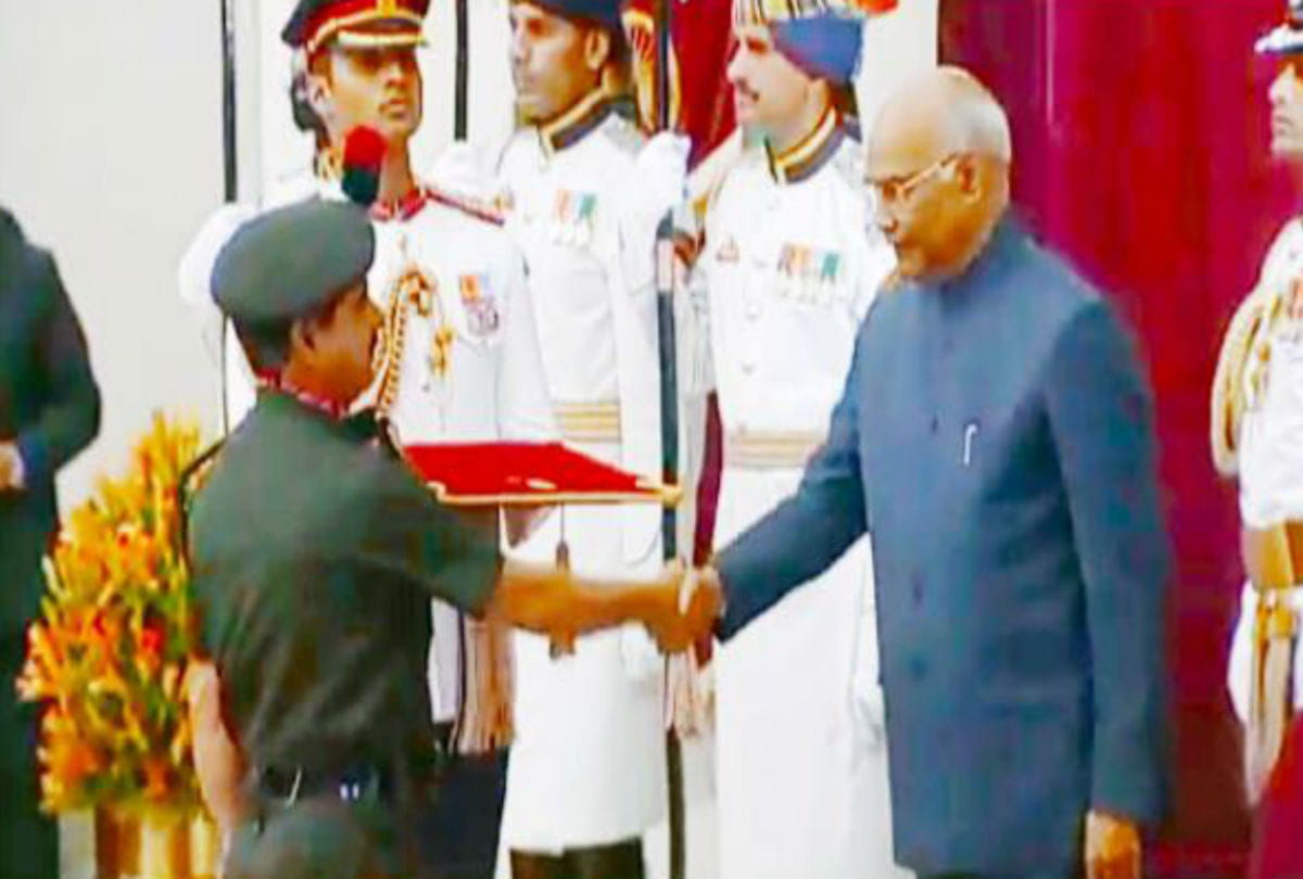 army jawan vijay kumar honored with shaurya chakra by president ramnath kovind in delhi
