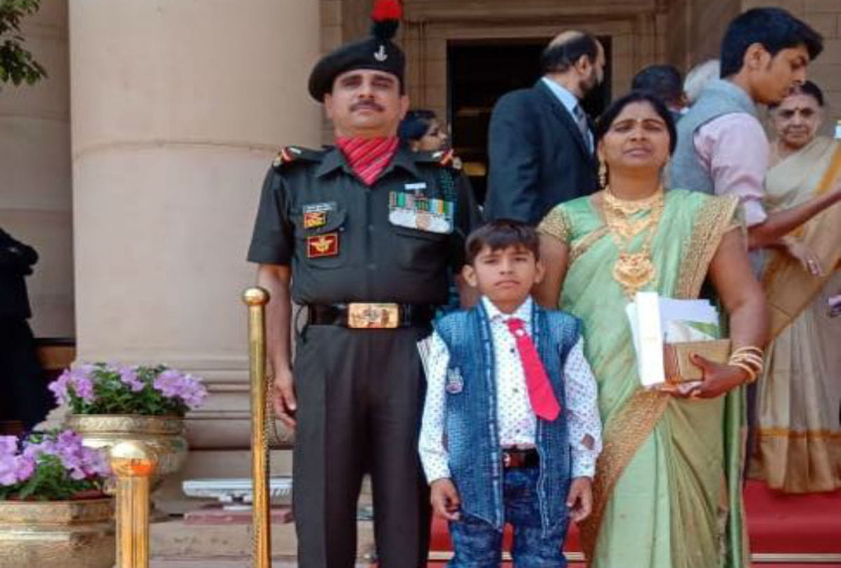 army jawan vijay kumar honored with shaurya chakra by president ramnath kovind in delhi