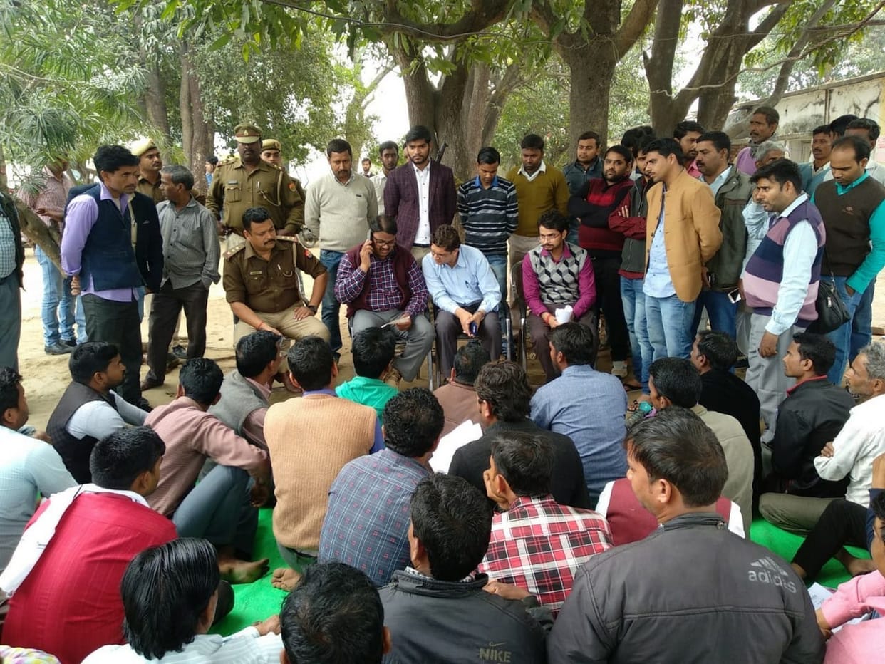 आश्वासन पर माने संविदा कर्मी, धरना समाप्त