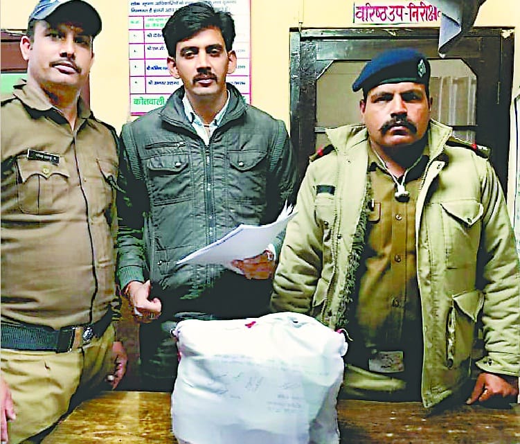 Flying team seized 9 lakh cash