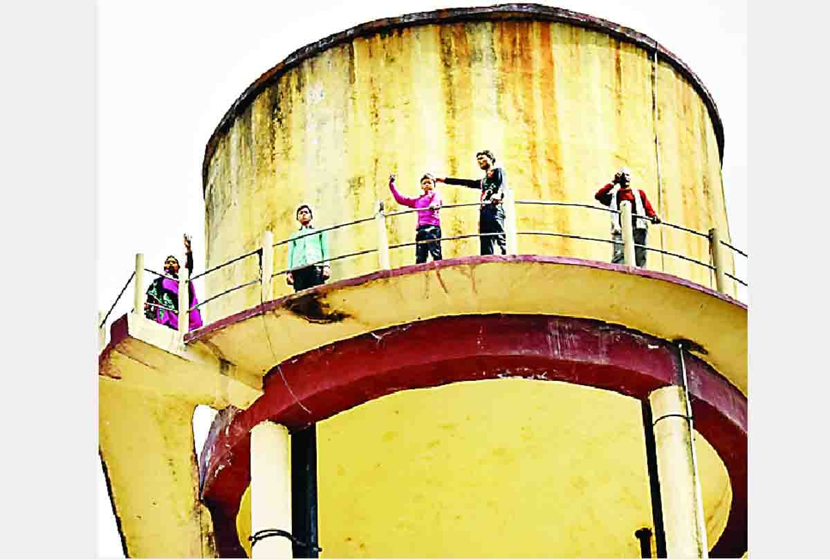 Family climbed to water tank in hardoi
