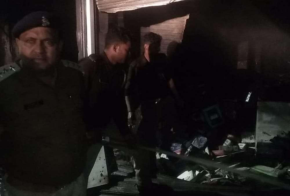 fire broke out in a garment shop in ayodhya.