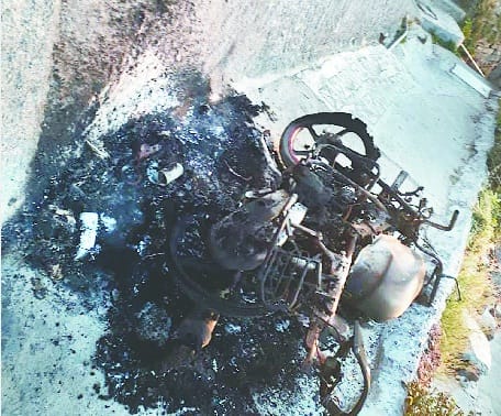bad elements set fire to Hero Honda bike