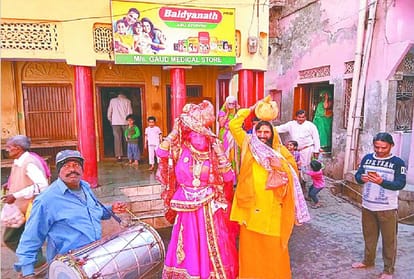 holi 2019 celebration starts with laddu mar holi in mathura