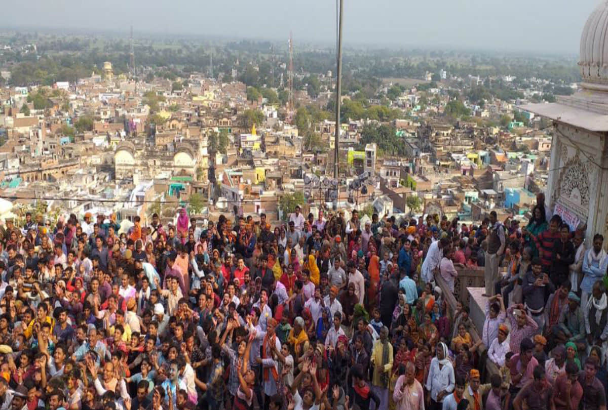 Purohits closed door of shriji temple barsana