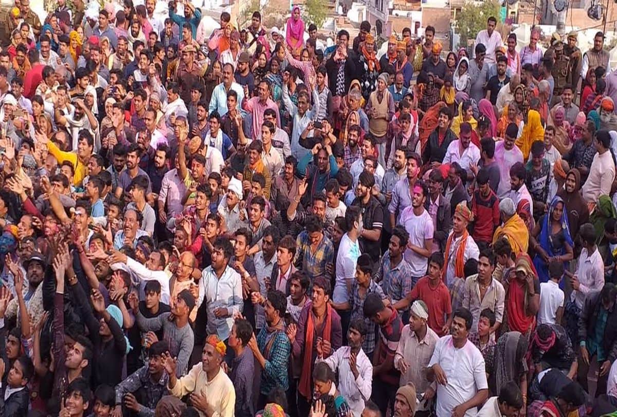 laddu holi in shriji temple barsana before lathmar holi