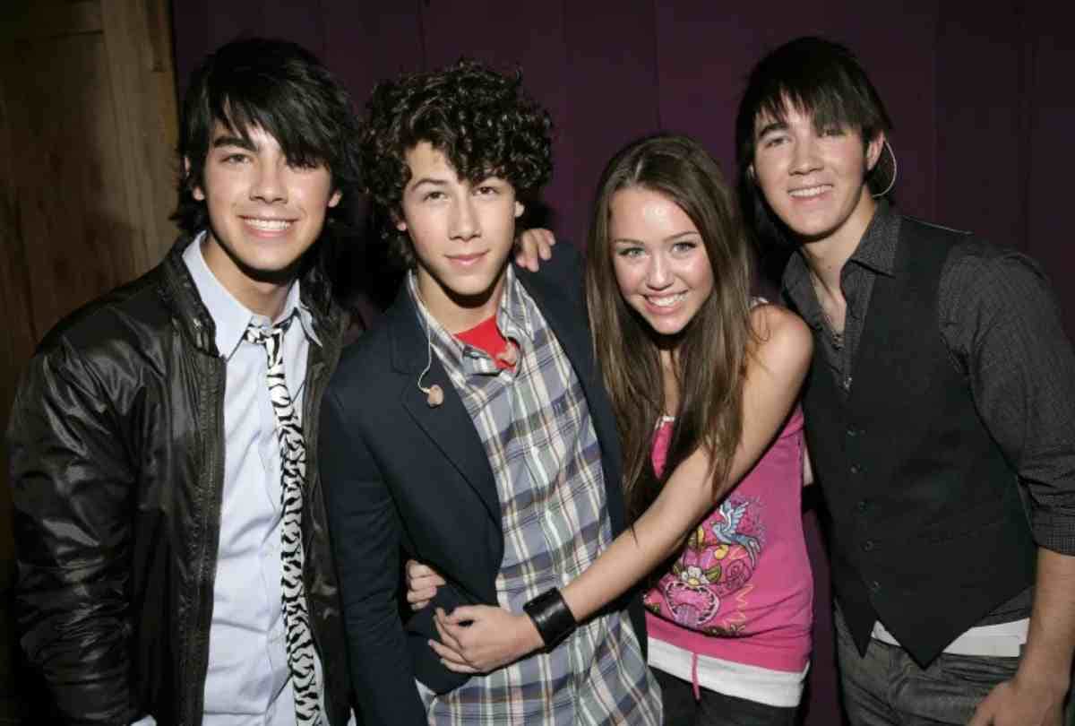 nick jonas chat with ex girlfriend miley cyrus priyanka chopra caught him and gave this reaction