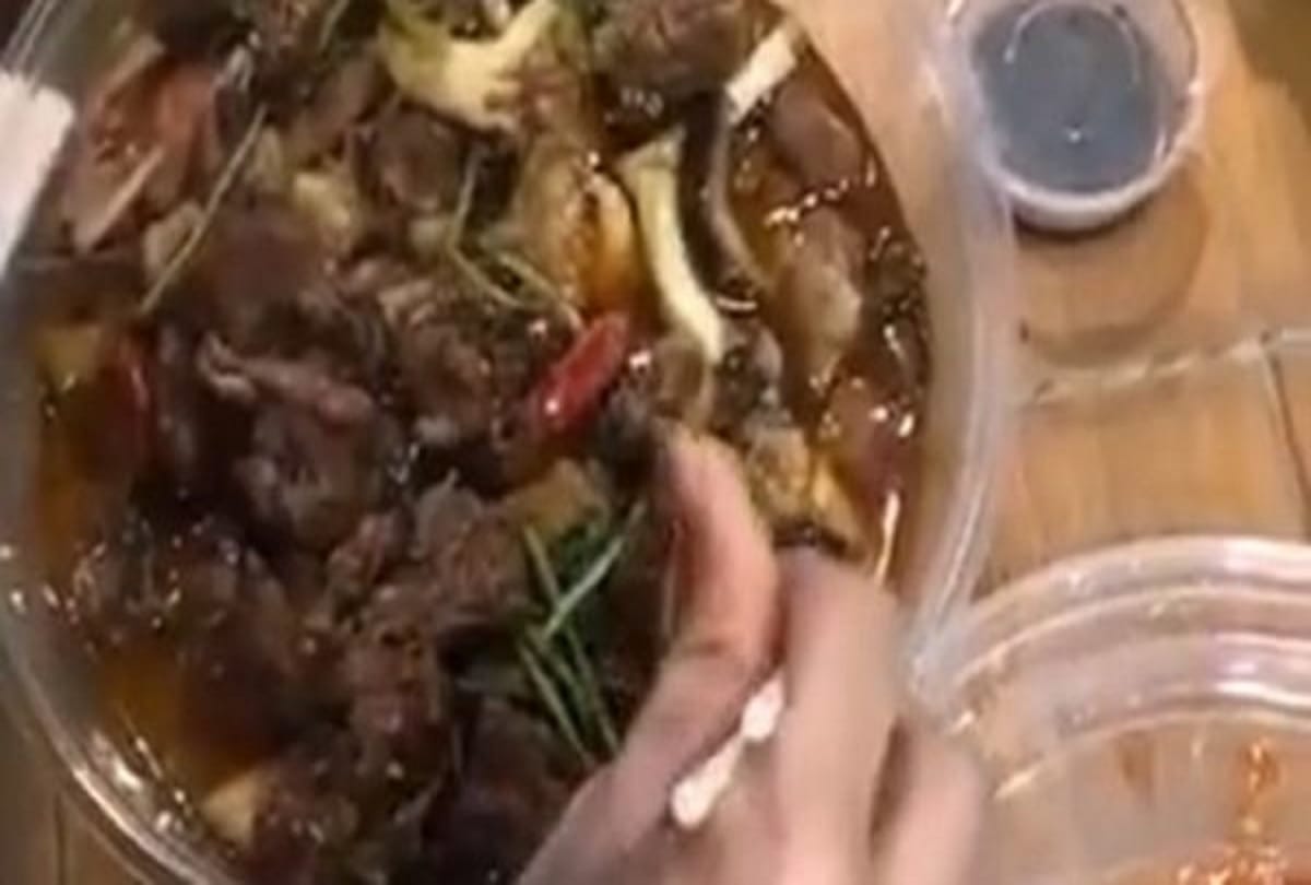 woman found 40 dead cockroaches in her online ordered food video goes viral