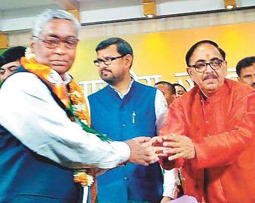 पूर्व आयकर आयुक्त ने ली भाजपा की सदस्यता