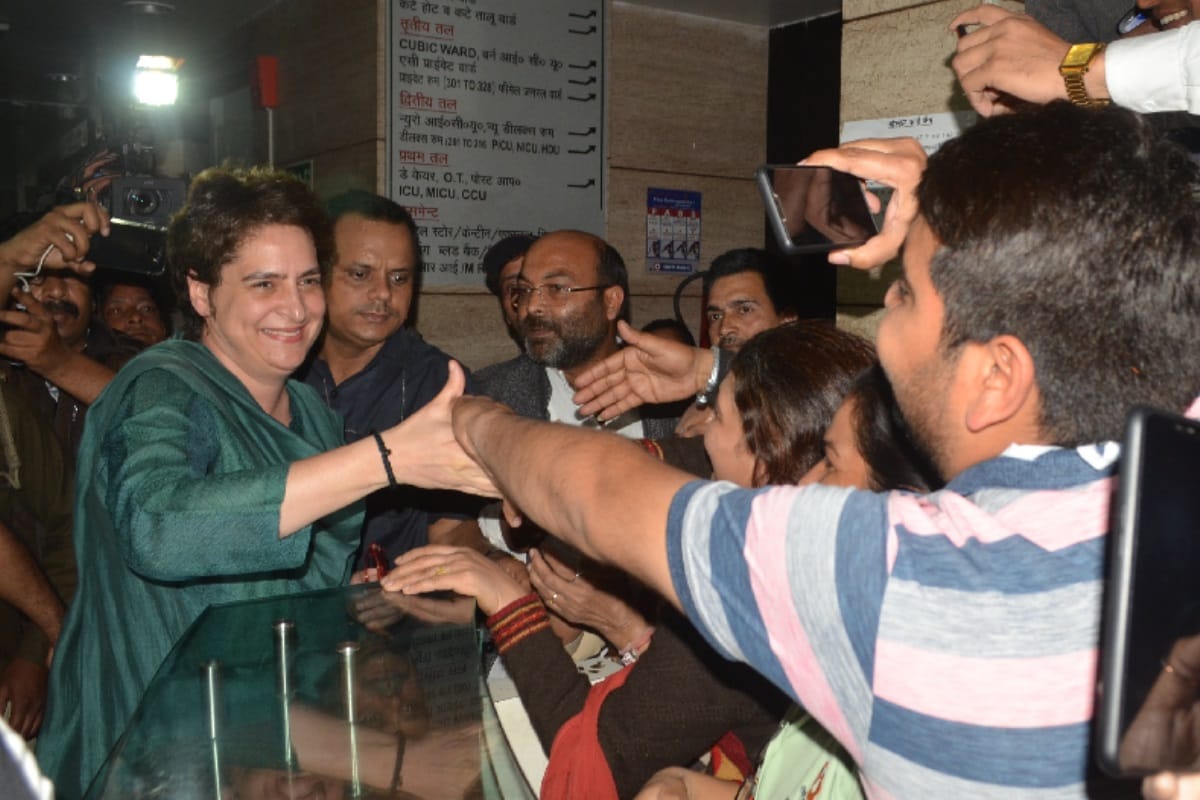 Lok sabha Elections 2019: confident Style seen of Priyanka while Meeting chandra shekhar
