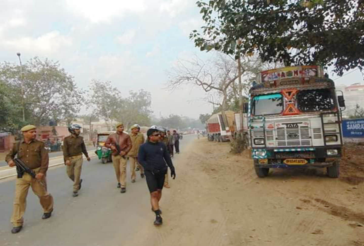 SSP Amit Pathak raids illegal sand market in agra