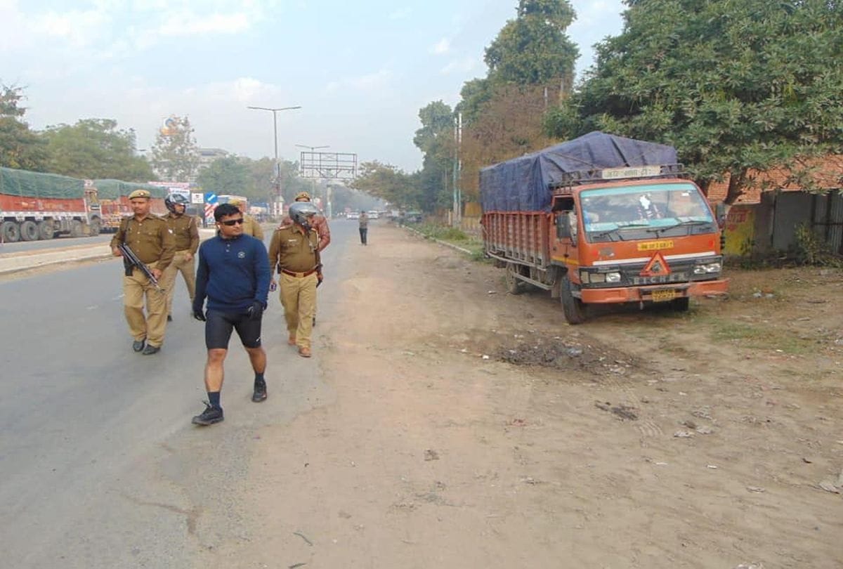 SSP Amit Pathak raids illegal sand market in agra
