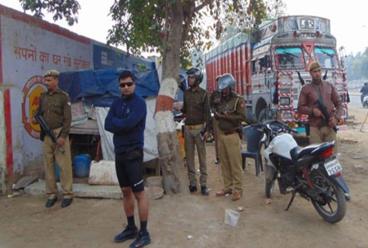 SSP Amit Pathak raids illegal sand market in agra