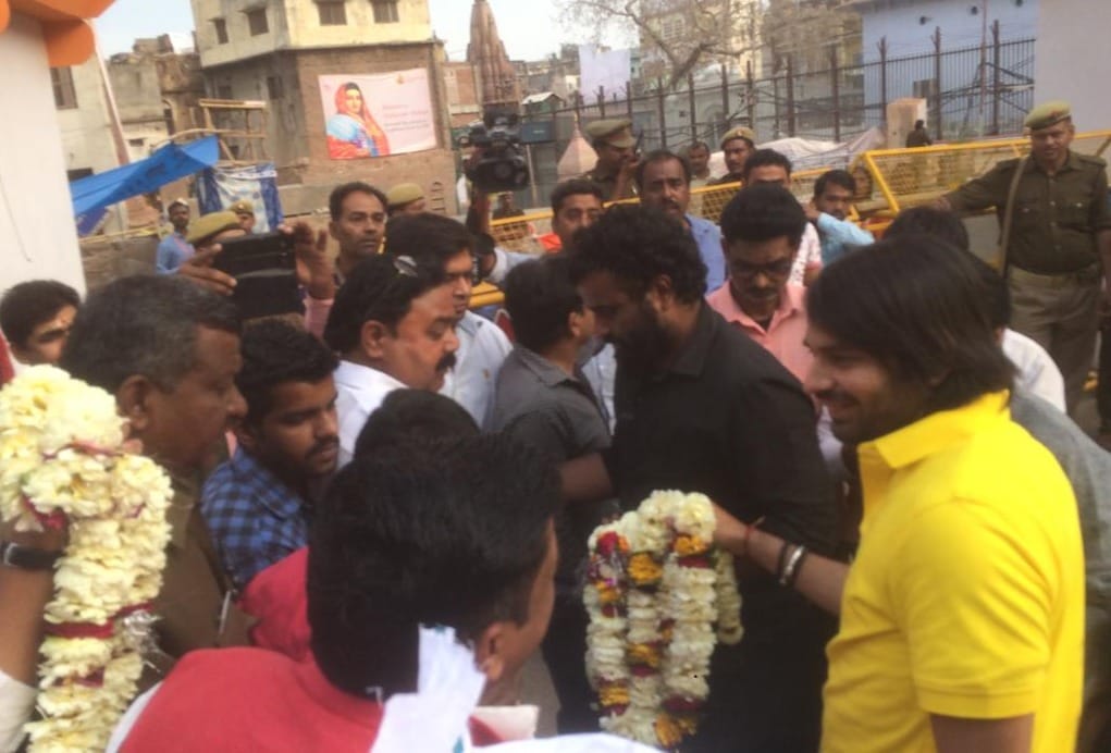 Tej pratap yadav worship in kashi vishwanath temple varanasi for loksabha election 2019