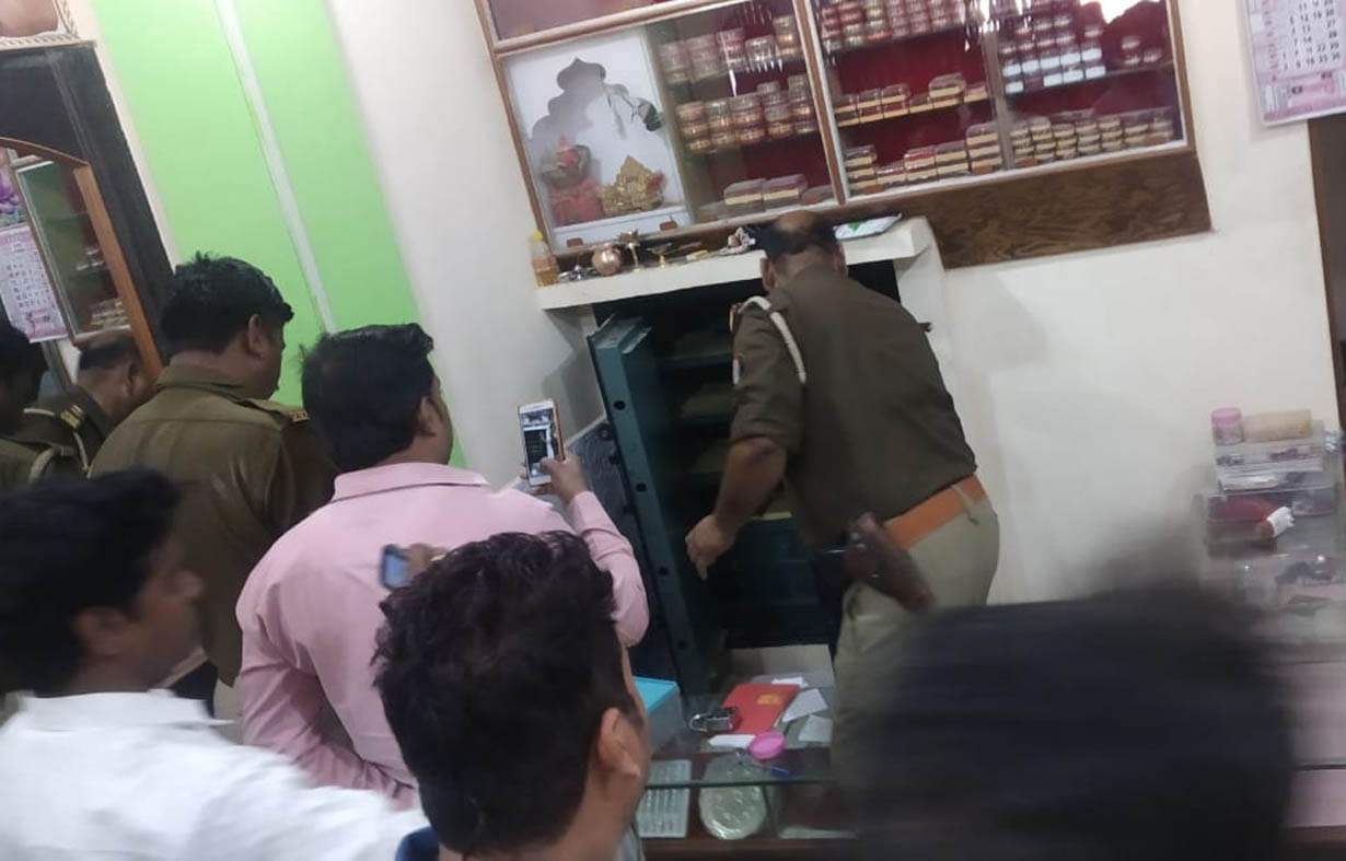 दो दुकानों में सेंधमारी, आभूषण व नकदी चोरी
