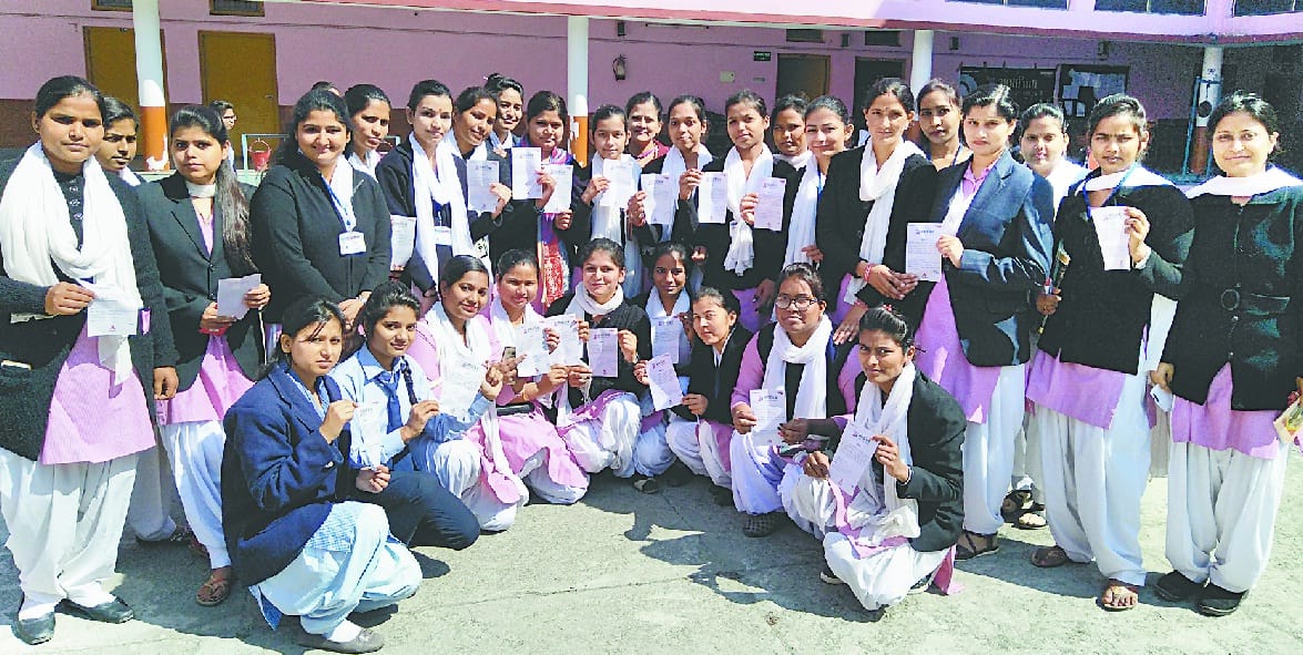 Give girls the information about beti bachao beti padhao