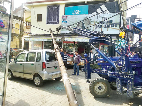 Four shattering electric vehicle discharged on the wheel