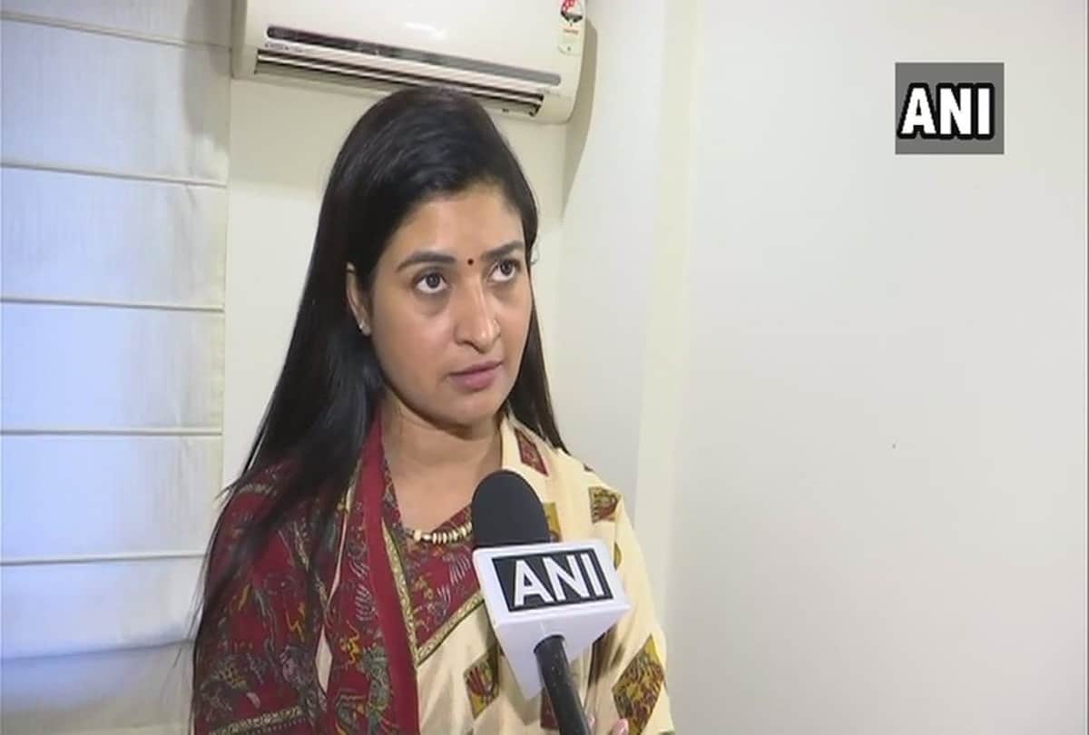 AAP Alka Lamba warns Kejriwal install cctv camera in chandni chowk else she protest outside cm house