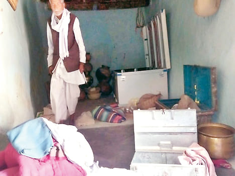 Breaking the lock of the house, the thieves blew up two and a half million goods