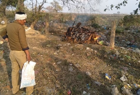 बदायूं पुलिस की शर्मनाक करतूत, फिर कूड़े के ढेर पर फूंक दिया लावारिस शव