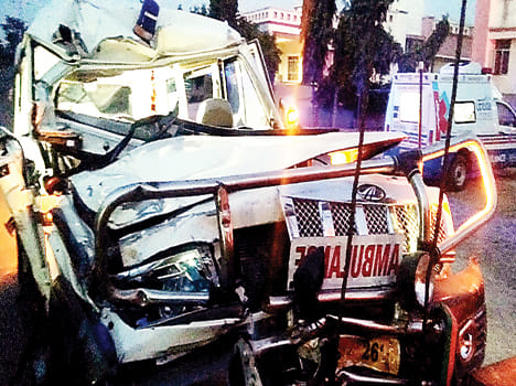 Dead, seven injured in mumbling ambulance dividers