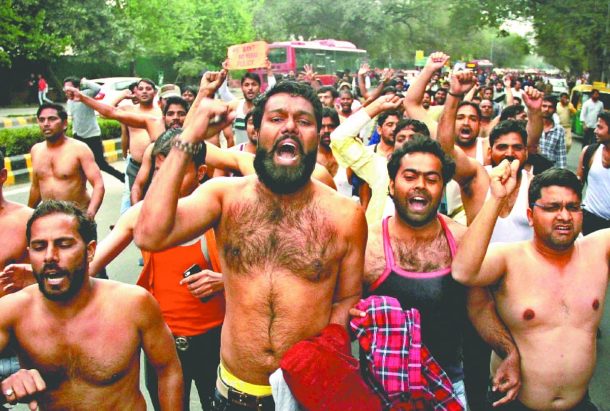 Guest teachers protest semi-naked in rain at delhi