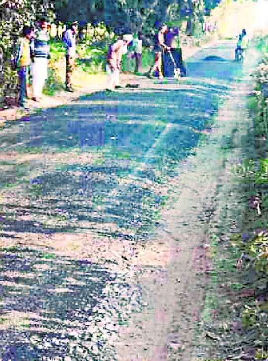 मानक के अनुसार सड़क नहीं बनने पर ग्रामीणों में आक्रोश