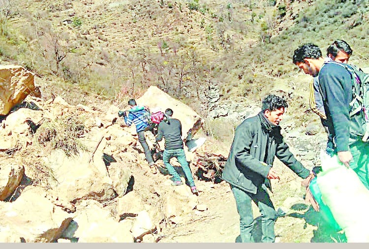 भारी भूस्खलन से सड़क बंद, 20 वाहन फंसे
