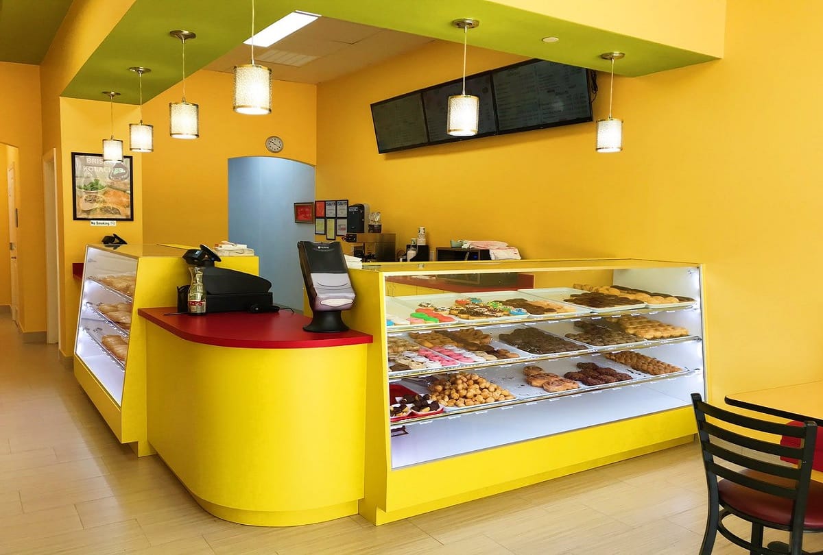 Son's tweet about photo of sad dad's new donut shop has no customers gets sweet reaction on Twitter 