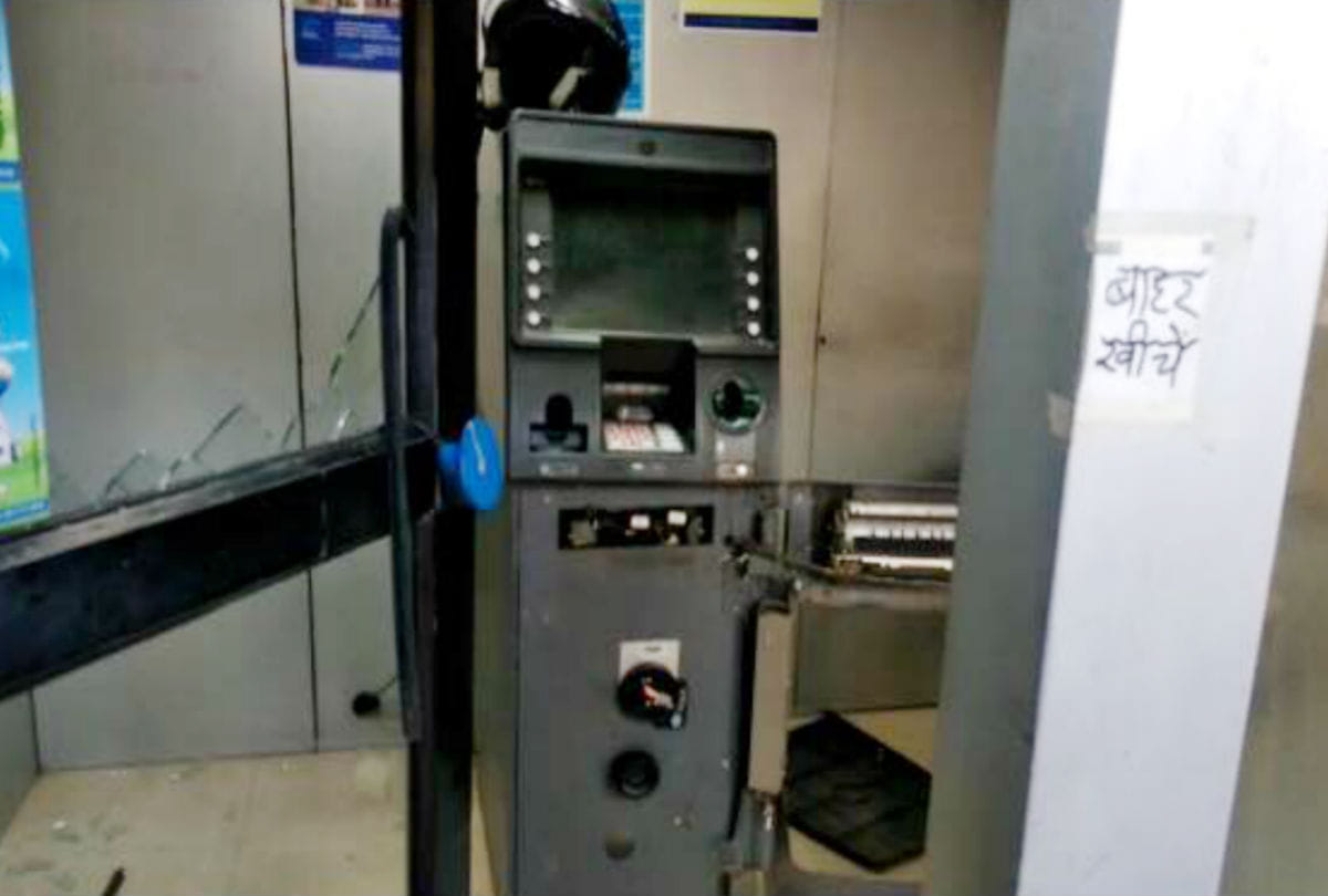 thieves trying to break another atm in agra