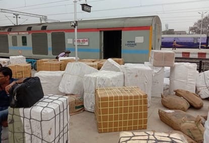 Saletax team raid in New delhi superfast express in varanasi