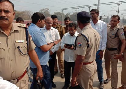 Saletax team raid in New delhi superfast express in varanasi