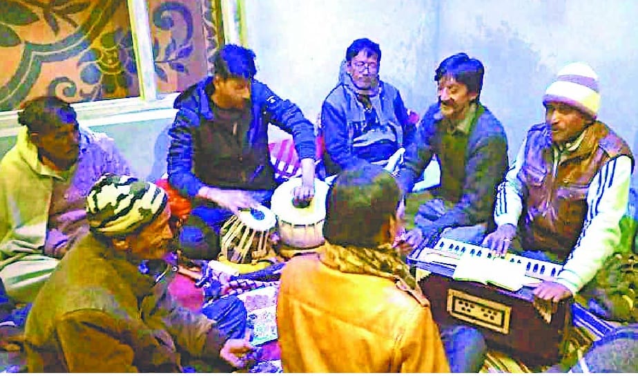chamakat ho chapala, tum neeki banee ho...