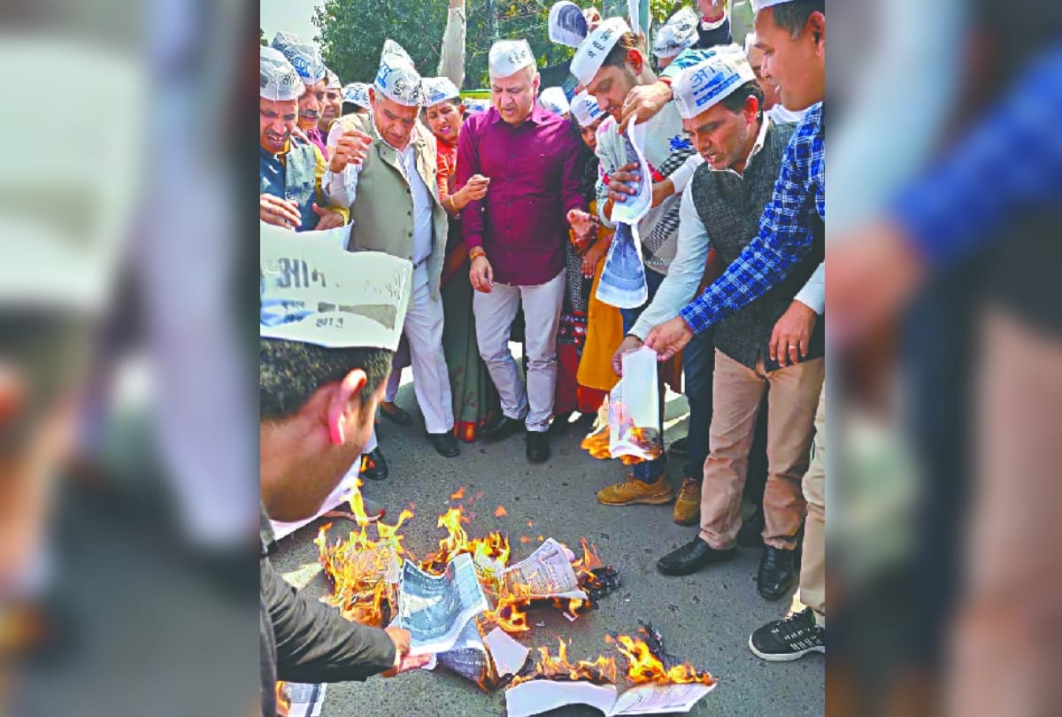 AAP party burn BJP manifesto in 70 assembly constituencies in delhi