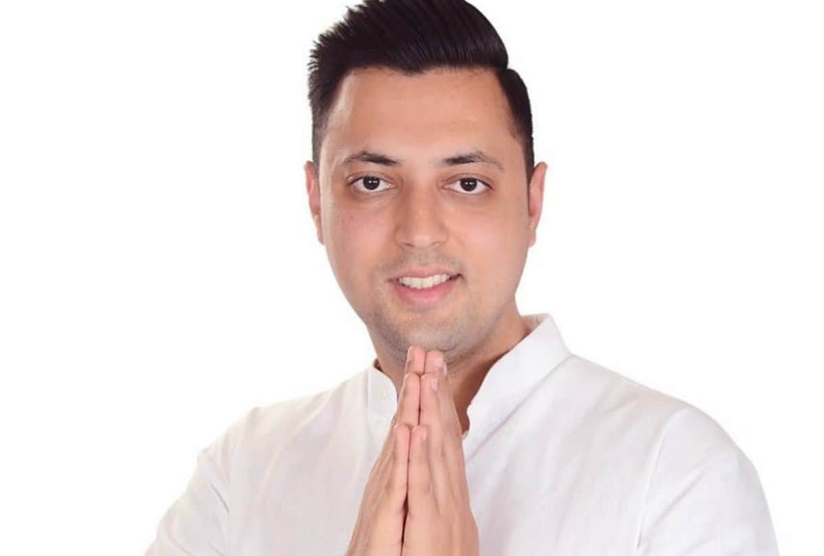 lok sabha election: Minister of Jairam giving Congress candidate victory tips over dining table