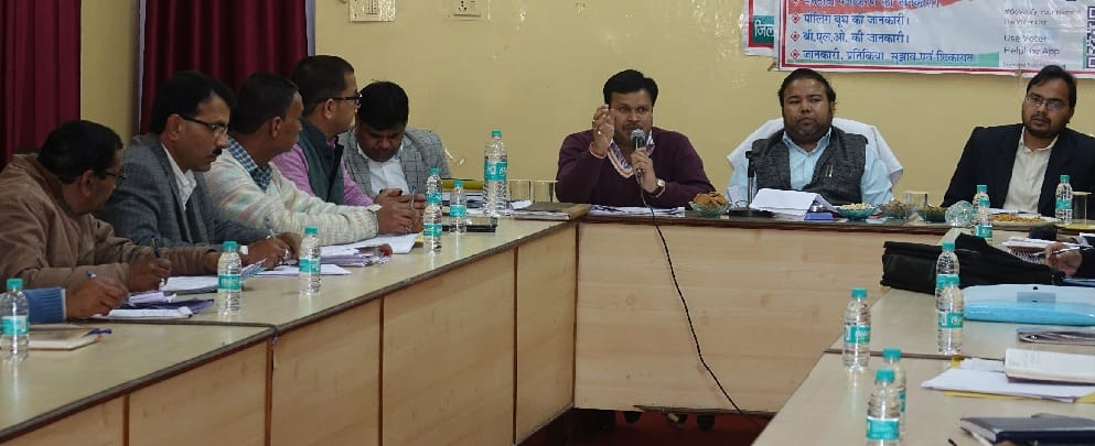 Complete basic arrangements on polling booths in district
