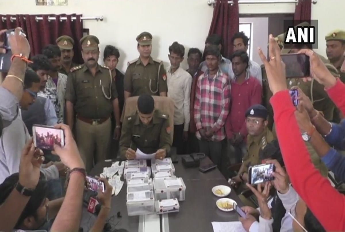 Police busted an inter state gang and arrested nine criminals at Aligarh snatch cell phones