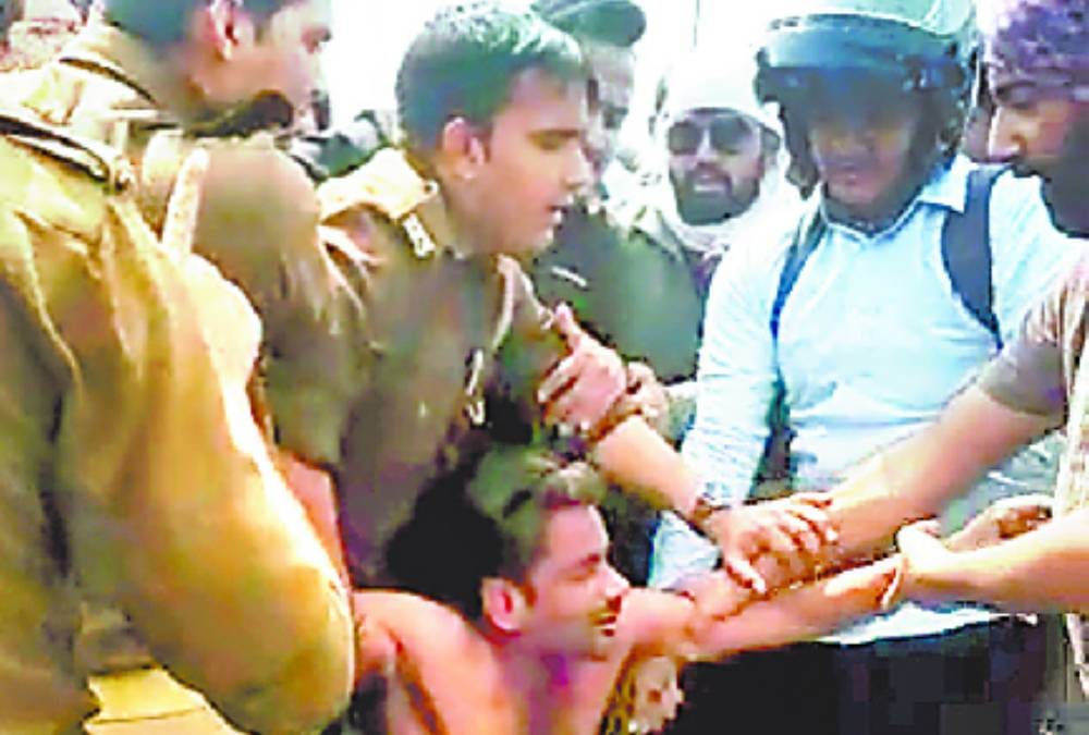 The tampering of the driver, women jump from auto to save her