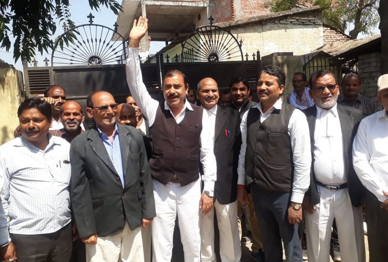न्यायालय के गेट पर तालाबंदी कर किया प्रदर्शन
