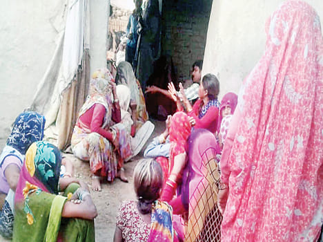mahila ne phansi laga ki atmahatya