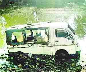 Passenger vehicle fell in pond