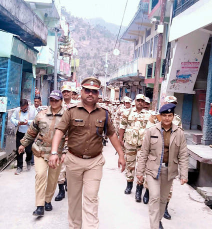 सुरक्षा बलों ने निकाला फ्लैग मार्च