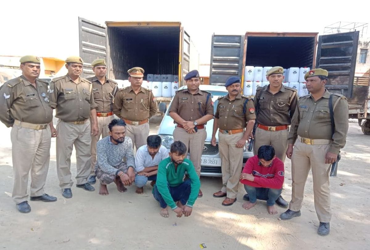 Four smugglers arrested with methyl alcohol on Agra-Lucknow Expressway