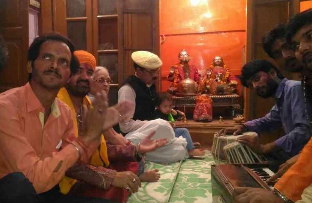Lord shiv reached to godess gauri in varanasi before holi