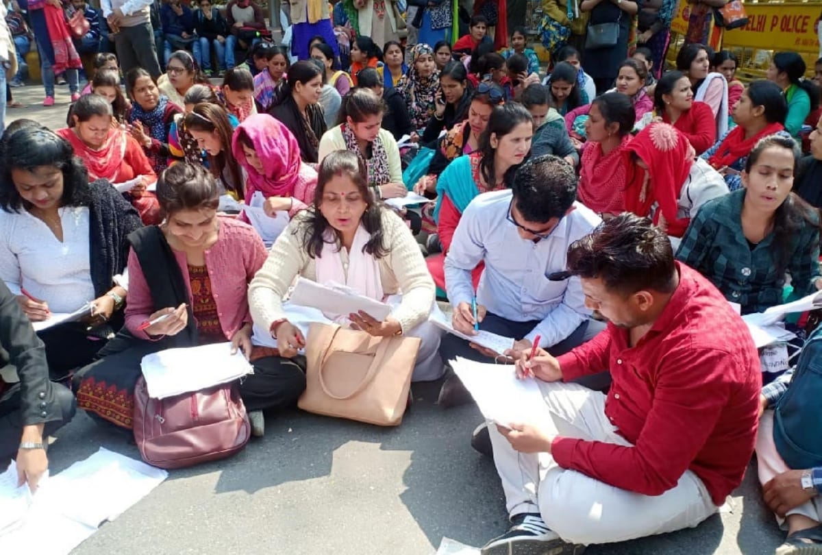 guest teachers will continue to perform outside state bjp office delhi
