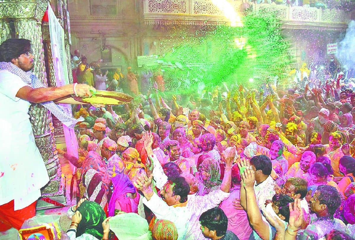 rangbharni Ekadashi holi celebration in Banke Bihari temple Vrindavan