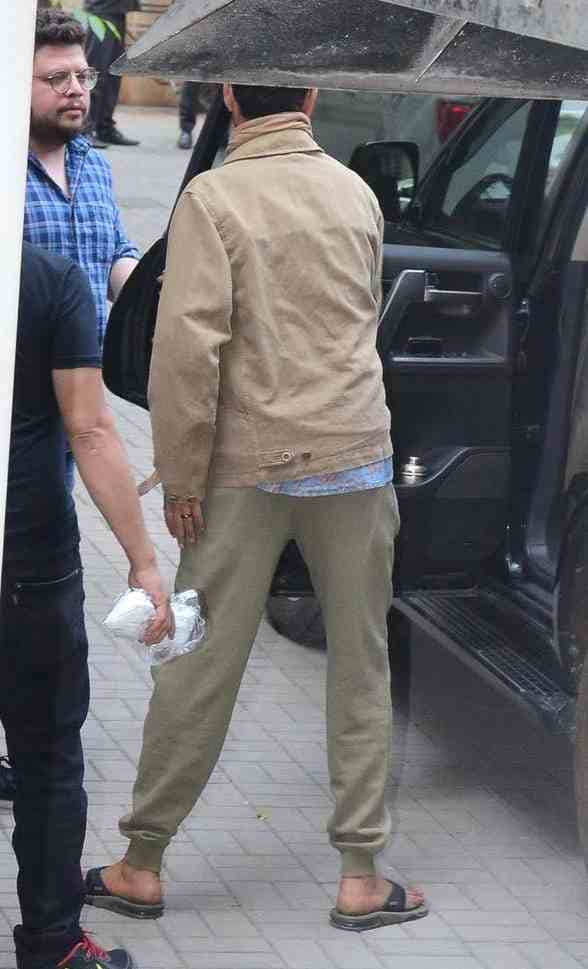 irrfan khan met producer dinesh vijan after treatment of cancer